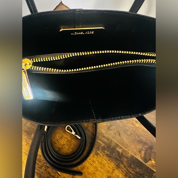 Michael Kors Mercer Medium Messenger Signature Logo Crossbody Bag Vanilla Black - Picture 4 of 6